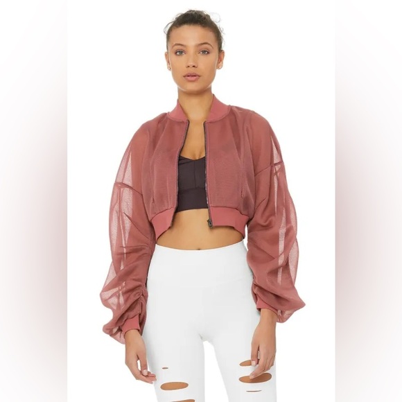 New with tags 
Alo Yoga
Field Crop Top | Jacket 
Color: Rosewood 
Size: XS - Picture 13 of 16